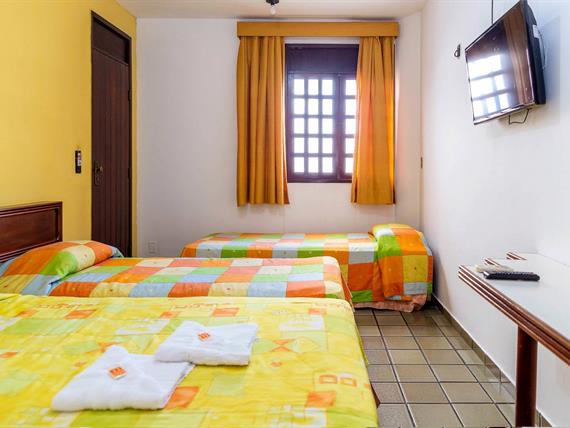 dunnas hotel_quarto b 008.jpg