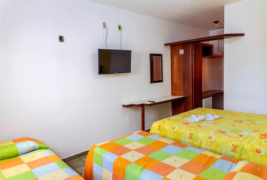 dunnas hotel_quarto b 013.jpg