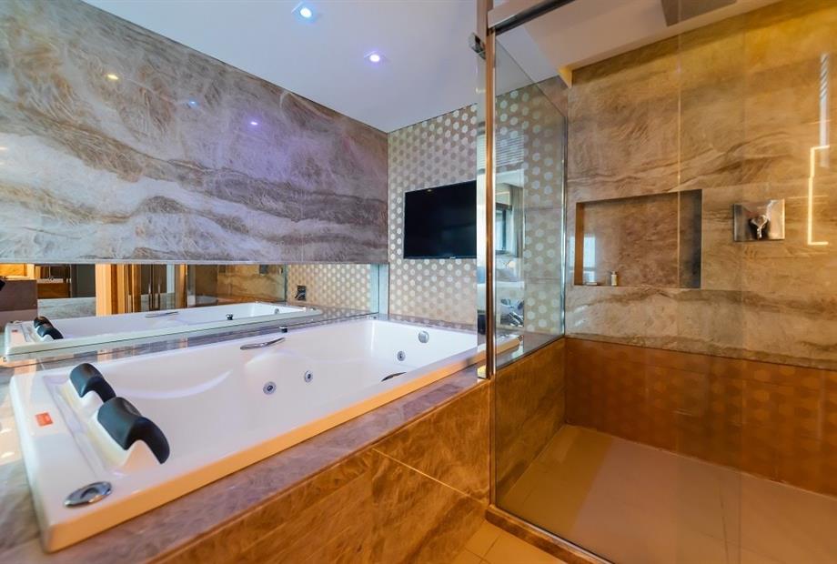 suíte premier banheiro.jpg