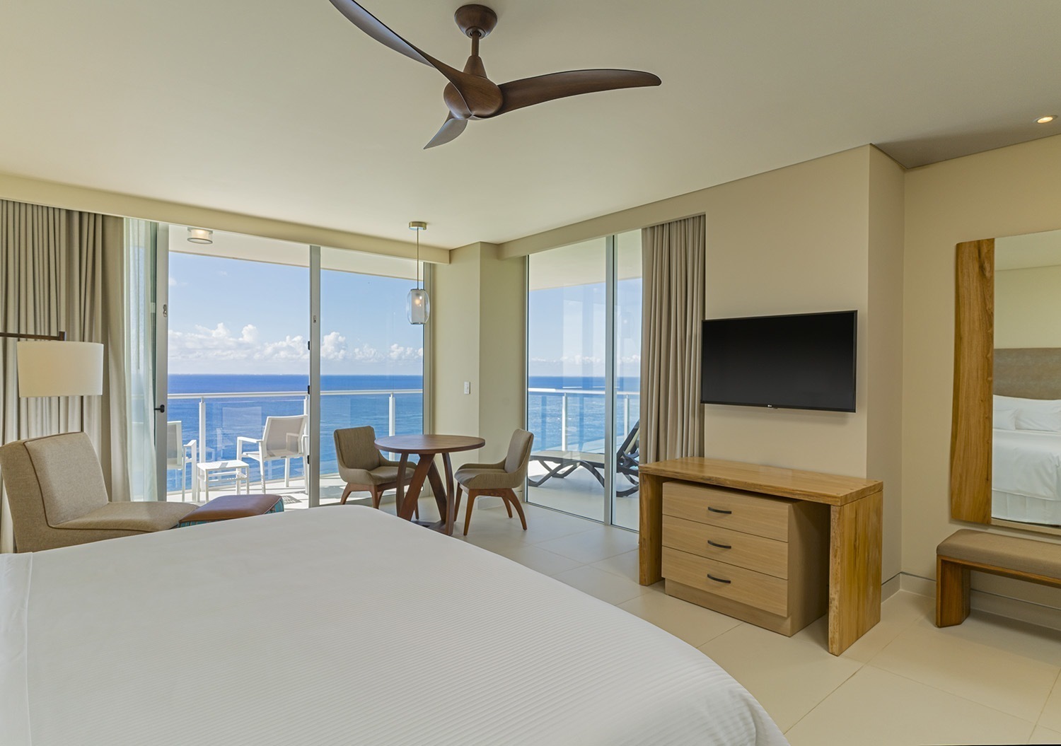 Classic Ocean View With Balcony King Size Bed - clasica con balcon.jpg