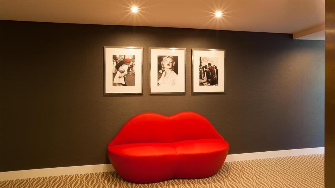 lobby kiss me 2 lr.jpg