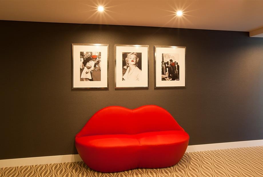 lobby kiss me 2 lr.jpg