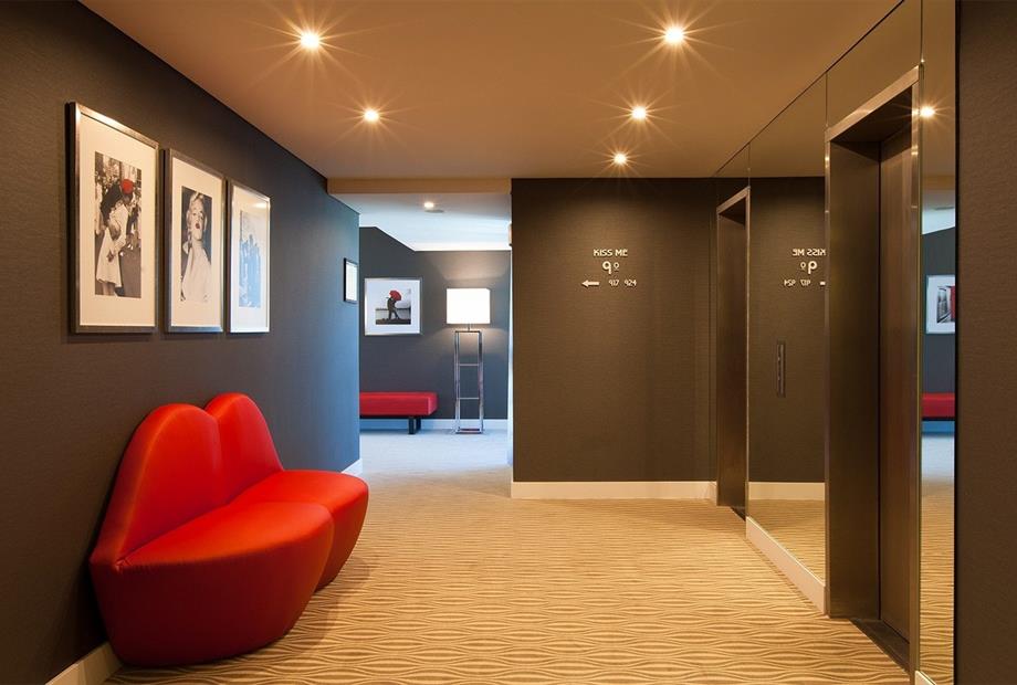 lobby kiss me lr.jpg