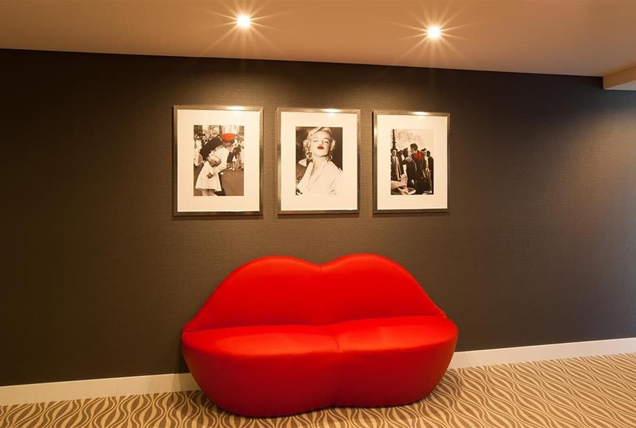 lobby kiss me 2 lr.jpg