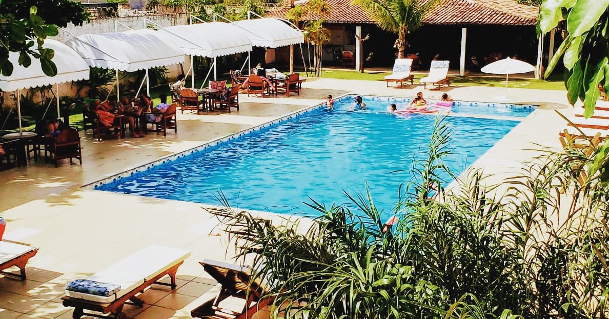 piscina familia.jpg