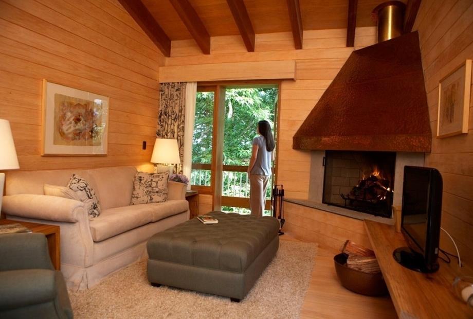 toriba 2-000264 chalé azaléia sala.jpg