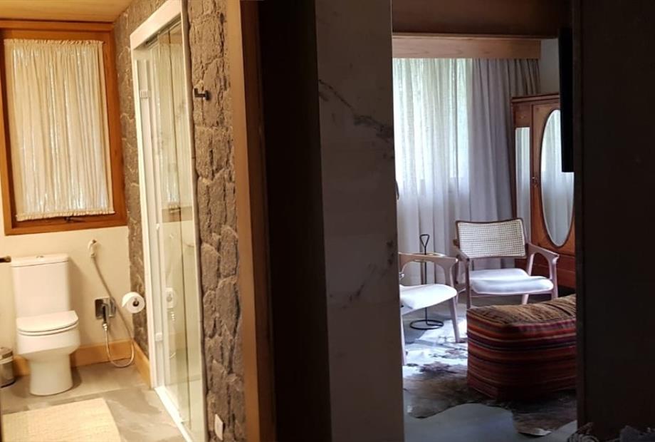 65 - banheiro e sala.jpeg