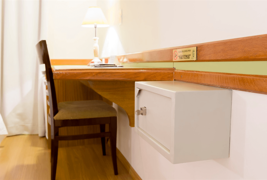 mesa com cadeira e cofre.png