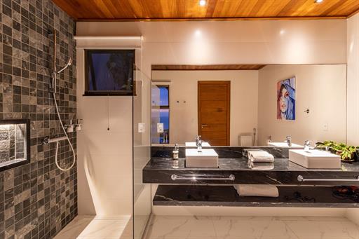 suite 1 banheiro noite 2.jpg