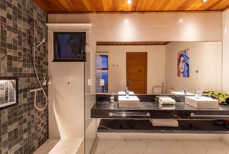 suite 1 banheiro noite 2.jpg