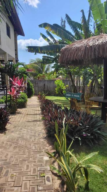 nosso jardim e saida para praia.jpg