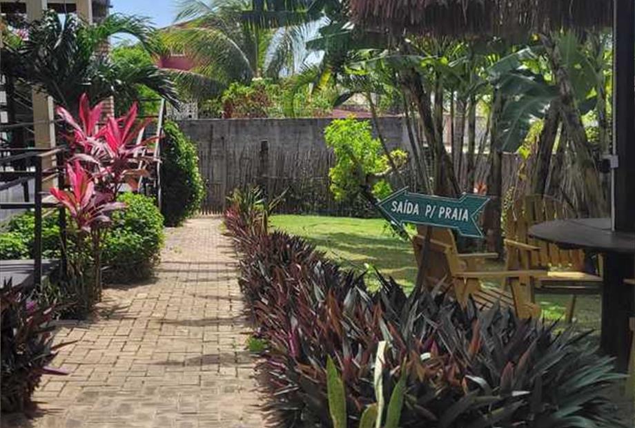 nosso jardim e saida para praia.jpg