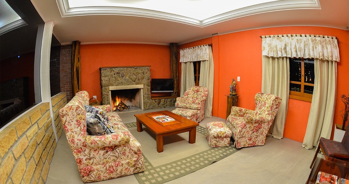 sala de estar com lareira e tv com dvd.jpg