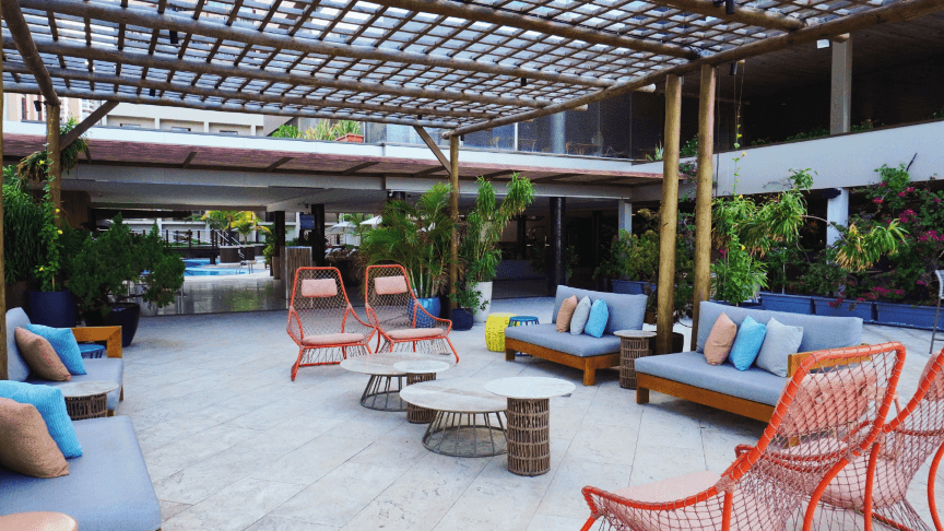 lounge com piscina.png