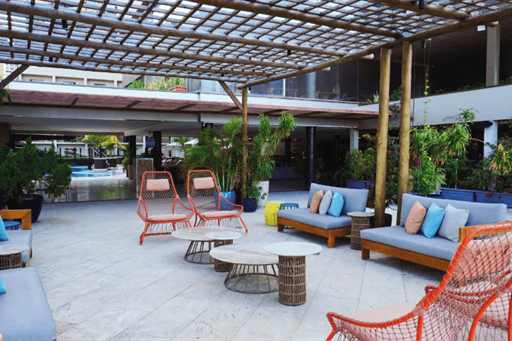 lounge com piscina.png