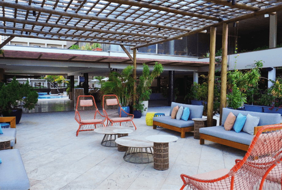 lounge com piscina.png