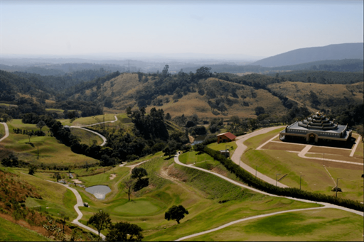 vista aérea golfe e centro budista.png