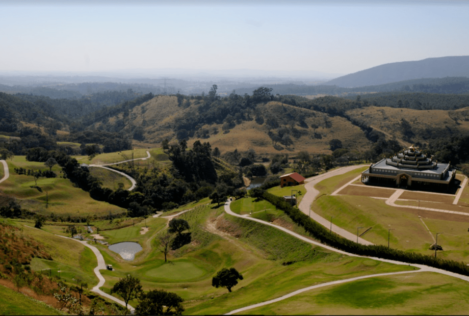 vista aérea golfe e centro budista.png