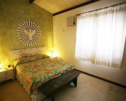 QUARTO COM CAMA QUEEN SIZE