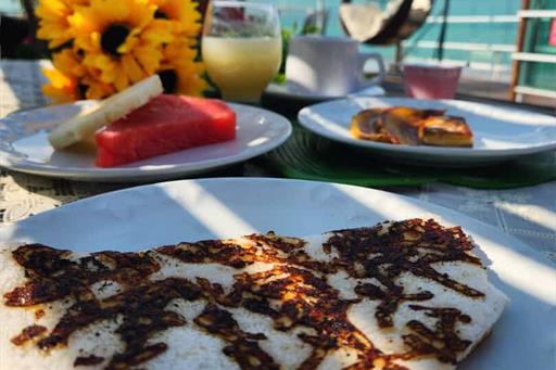 cafe da manha no deck.jpg