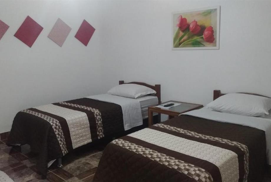 Quarto com 2 Camas de Solteiro-3.jpg