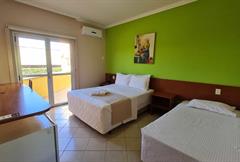 Quarto casal + 01  (01 cama de casal  e 01 cama de solteiro)