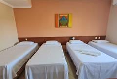 Quarto casal + 02  (01 cama de casal  e 02 camas solteiros)