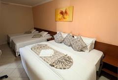 Quarto casal + 03  (01 cama de casal  e 03 camas solteiros)