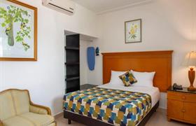 Simple room of Hotel Embajadores by Kavia