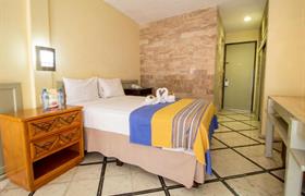 Standard Queen Room of Hotel Ambassador Mérida by Kavia