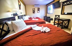 Triple room of Hotel Plaza Mirador by Kavia