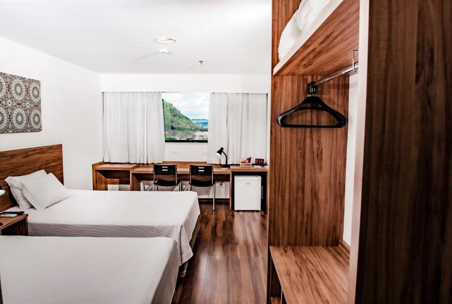 Quarto Superior com 2 Camas de Casal-3.jpg