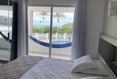 Suíte com Vista da Piscina e Varanda