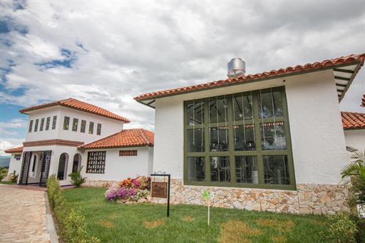 cerveceria y lobby fachada.jpeg