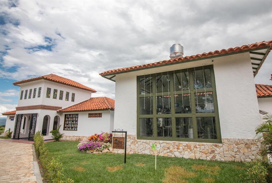 cerveceria y lobby fachada.jpeg