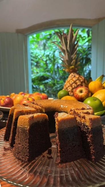 bolo de chocolate com doce de leite.jpeg