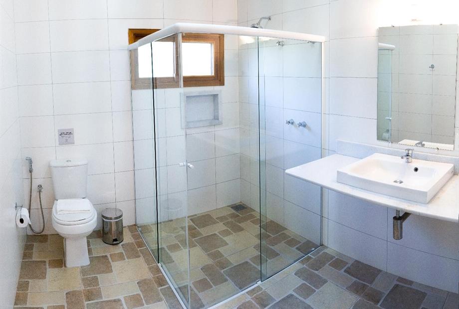 chalé superior 2 suítes com sala (banheiro).jpg