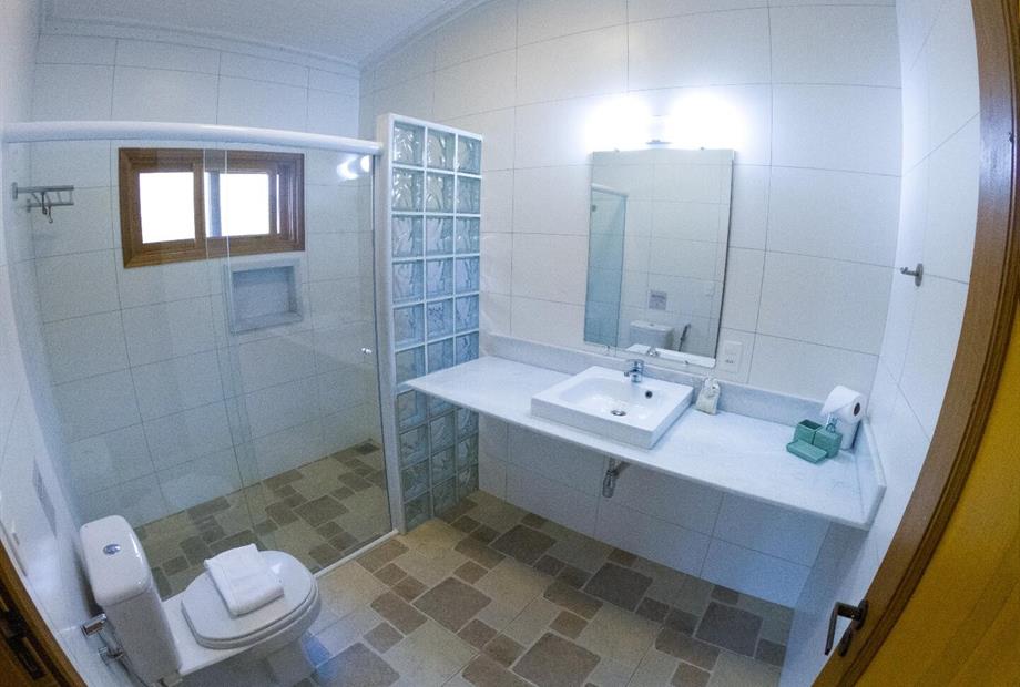 chalé superior 2 suítes com sala (banheiro.).jpg