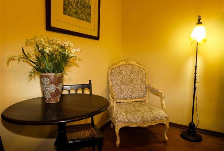 quarto 1 mesinha.jpg