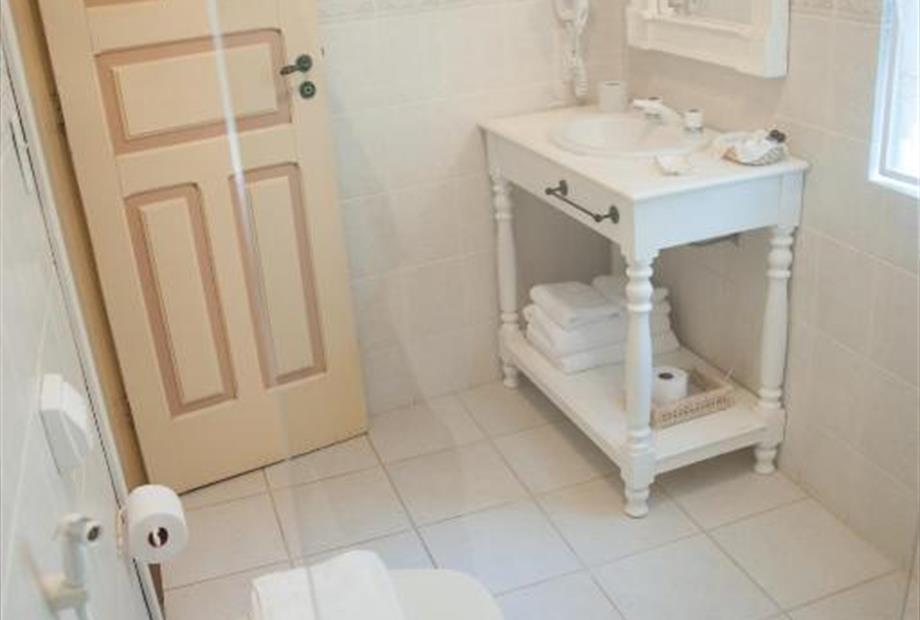 quarto 1 banheiro.jpg