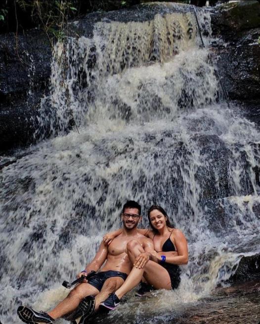 casal em cachoeira no colina dos sonhos.jpeg