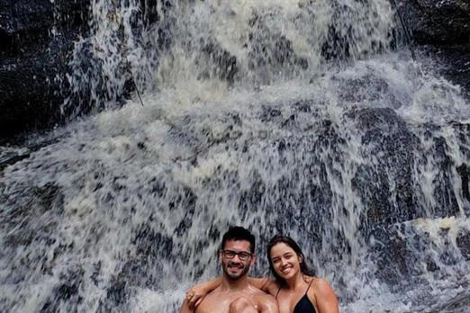 casal em cachoeira no colina dos sonhos.jpeg