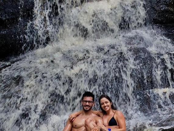 casal em cachoeira no colina dos sonhos.jpeg