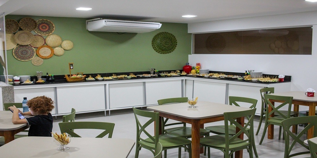 foto tropical restaurante.jpg