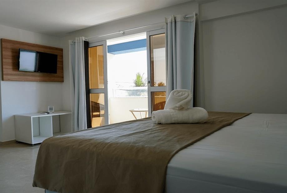 deluxe casal com varanda 1 omnibees.jpg