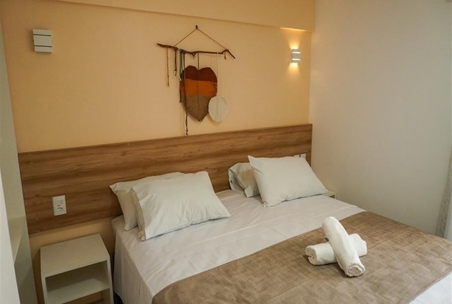 deluxe 2 omnibees.jpg