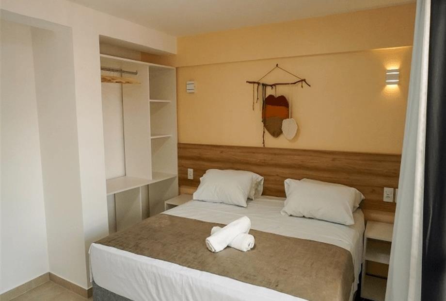 deluxe 4 omnibees.jpg