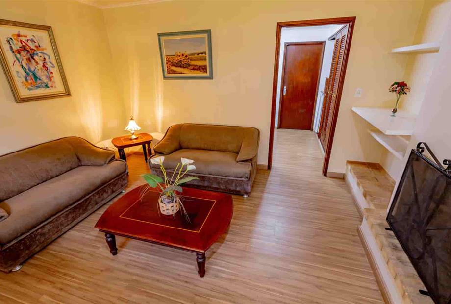 img_0893-min (1).jpg