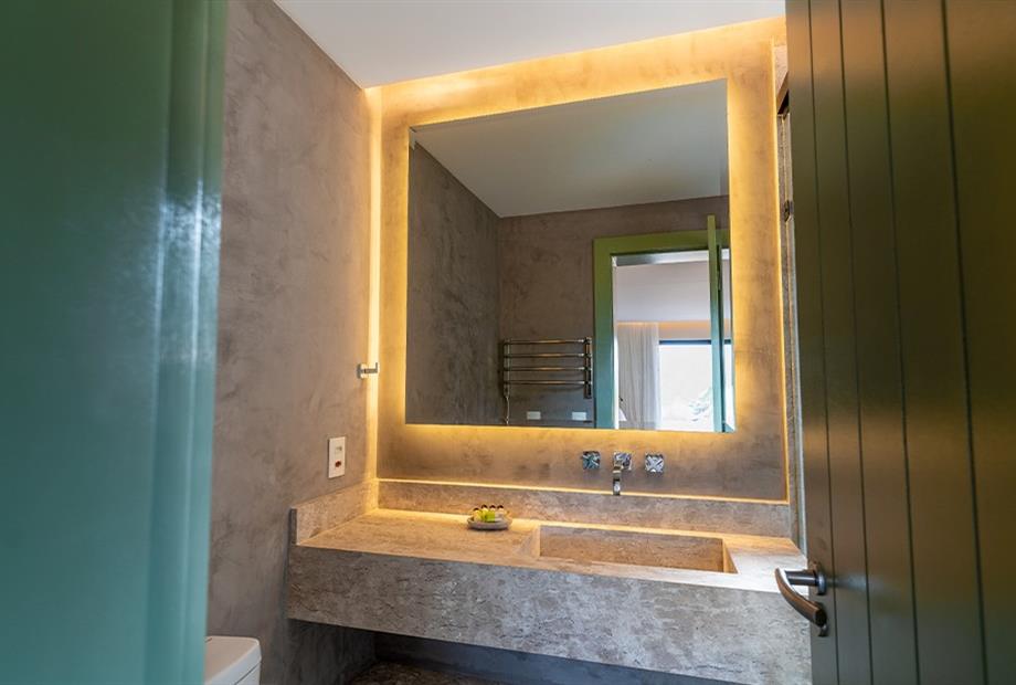 quarto quádruplo vista mar - banheiro 01 (1).jpg