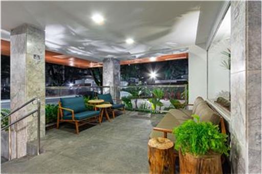 Varanda na entrada do hotel